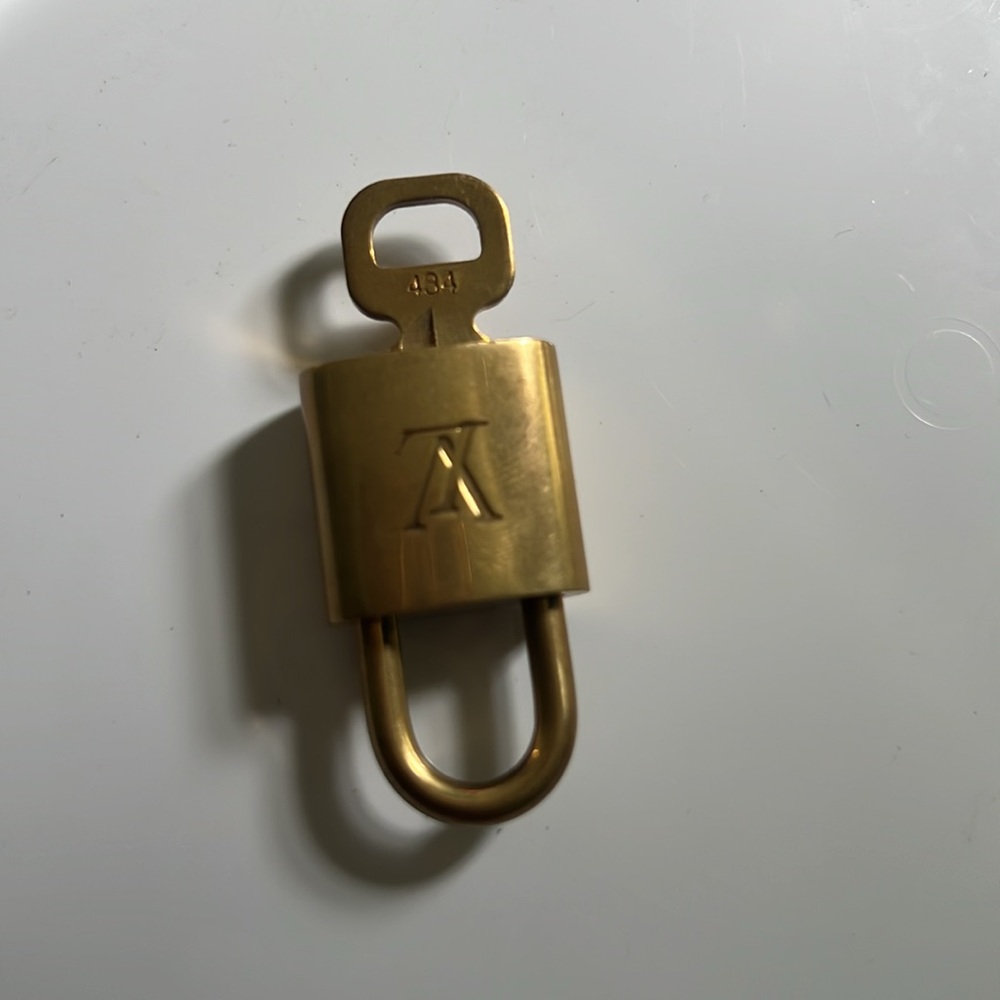 LV Lock and Key Set (434)